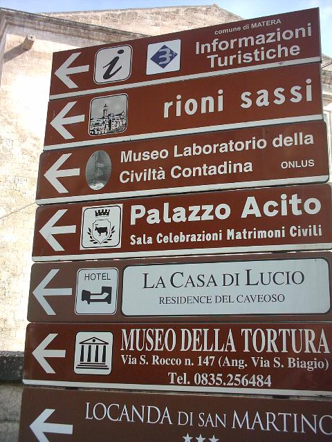 Indicazioni turistiche a Matera, la citt dei Sassi (foto martemix)